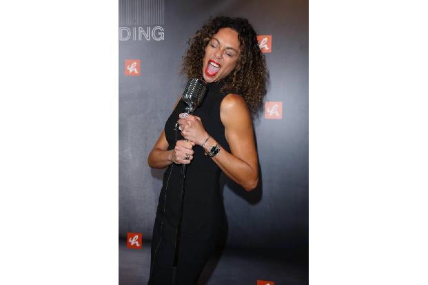 ...zeigte ebenfalls ihr Showtalent für die Fotografen. Sie ist selbst bald wieder im TV zu bestaunen: Im Frühjahr startet di...