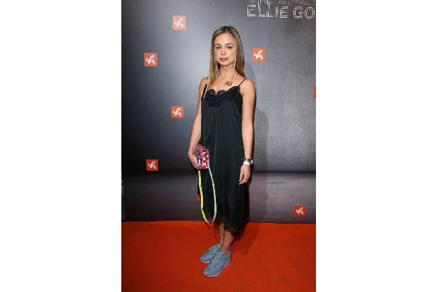 ...eher richtig flache Schuhe steht Lady Amelia Windsor. Die 36te in der britischen Thronfolge verlieh der Veranstaltung ein...