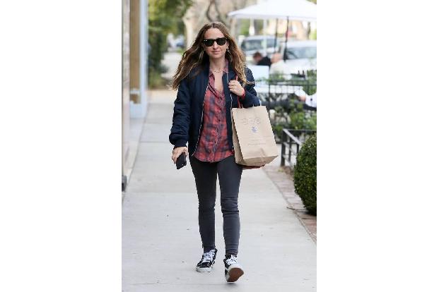 ...lieber auf Bequemlichkeit und Funktionalität ihrer Looks setzen. Jennifer Meyer, Ehefrau von Tobey Maguire, zieht sich au...