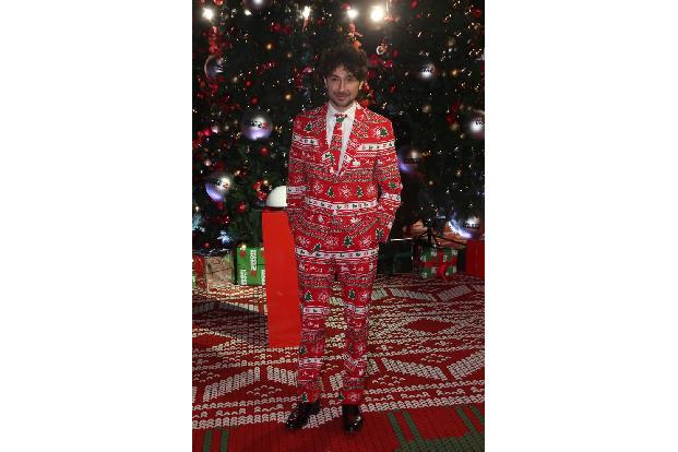 ...man findet so einen Anzug wie der britische Fernsehmoderator Alex Zane. Damit weiß jeder: Es ist wirklich Weihnachten. St...