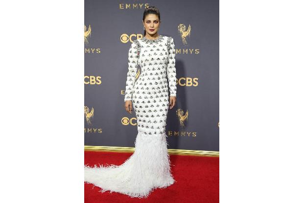 ...der britische Popstar weiß wie Schauspielerin Priyanka Chopra, was sich derzeit auf dem roten Teppich gehört. Federn! Die...