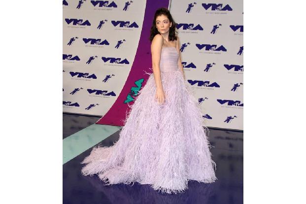 ...die stylishen Sphären von Lorde vor, wenn man mal auf einen Ball oder eine Gala gehen sollte. So eine Robe mit einem Rock...