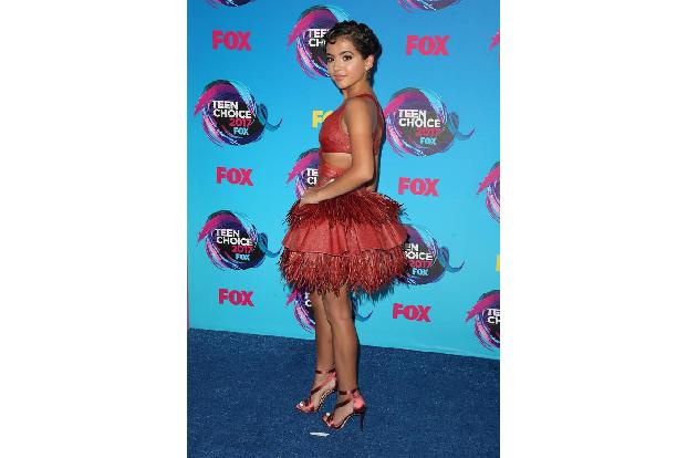 ...kann schon was. 'Transfomers 5'-Star Isabela Moner zeigte bereits bei den Teen Choice Awards 2017 im August die Cocktail-...