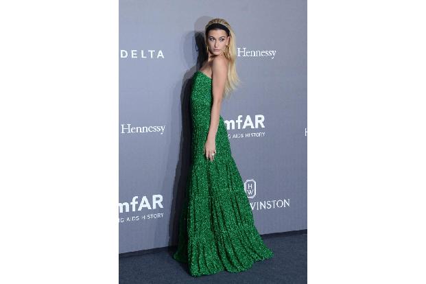 ...Hailey Baldwin in Missoni mit dabei. Dass das Model ein süßes grünes Kleid des Modehauses wählte, hat übrigens einen beso...