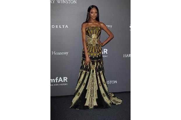 ...alles noch nicht stylish genug, sah man Jourdan Dunn in einem Design von Naeem Khan - eine amfAR Gala bietet eben immer d...