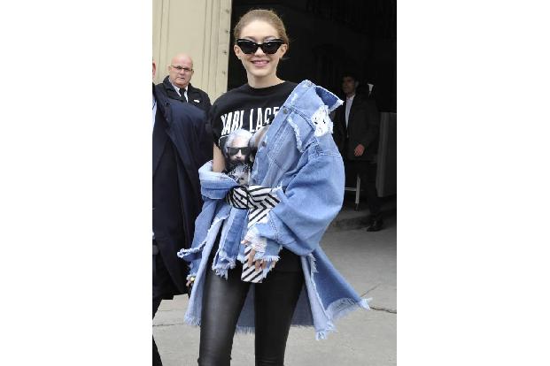 ...absacken oder sinken. Wie bei Topmodel Gigi Hadid werden Jacken, Mäntel oder Sakkos nur halb angezogen. Sieht vielleicht ...