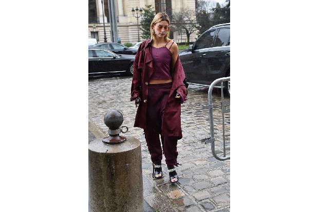 ...dadurch gehört man derzeit einfach zur Fashionelite. Hailey Baldwin macht den Trend mit und kann somit auch bei kühleren ...