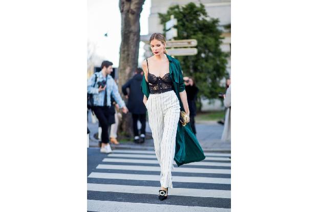 ...diese Influencer ihre Oberbekleidung so tragen, wie sie es eben tun. Es ist tatsächlich ein Trend. Eine Vertreterin der e...