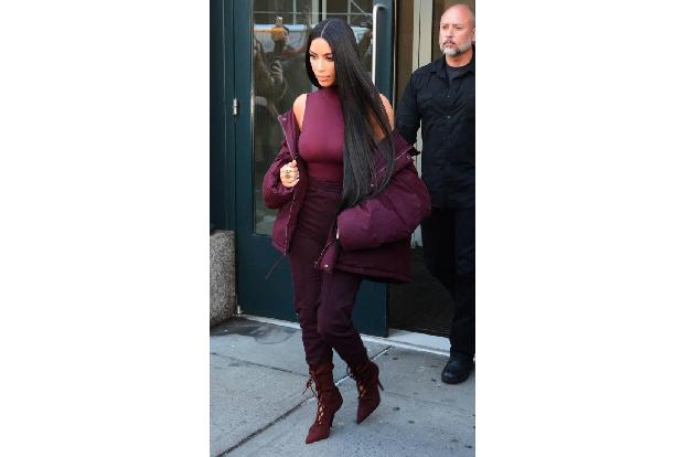 ...Kim Kardashian. Die gute Kim betonte ihre Kurven lieber im hautengen Oberteil und gab ihrem Look noch mehr Sex-Appeal dan...