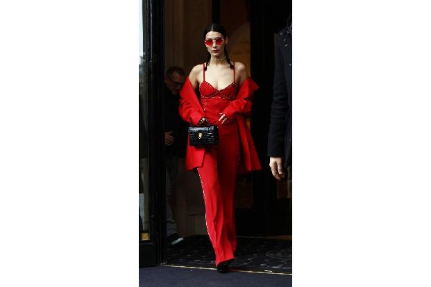 ...die Weiterentwicklung des Off-Shoulder-Trends der letzen Saisonen. Schulterfreie Oberteile wird Bella Hadid also in nächs...