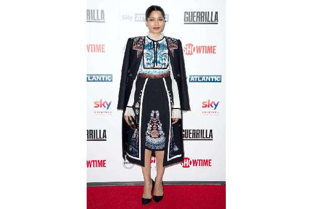 ...hängt sie um wie Schauspielerin Freida Pinto. Der 'Slumdog Millionär'-Star bewies auch unlängst, dass der Look Red-Carpet...