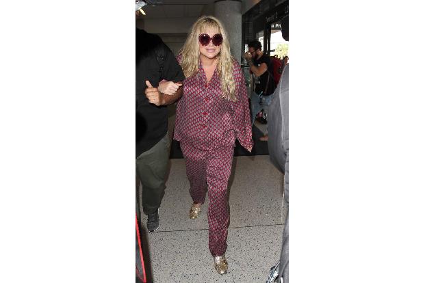 ...Sängerin Kesha machte es sich wohl im Flugzeug in diesem Schlafanzug gemütlich. Schon irgendwie auch praktisch, diese neu...