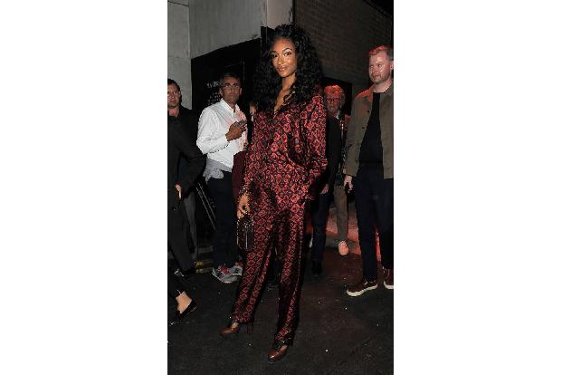 ...eine Jourdan Dunn sehen eben sprichwörtlich auch im Müllsack gut aus - oder eben im seidenen Anzug, den selbst einen Hugh...