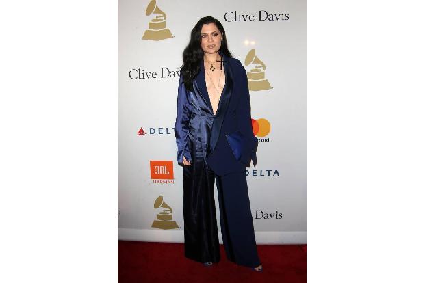 ...auch bei Sängerin Jessie J, bei deren Anblick wir direkt einen Hauch von Müdigkeit verspüren. Immerhin einen Vorteil hat ...