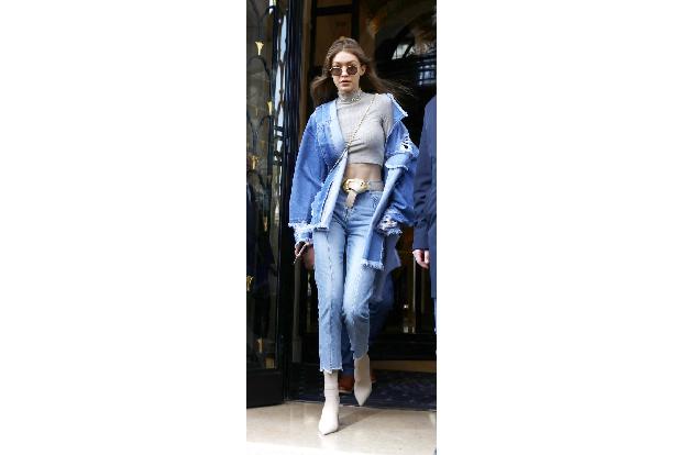 ...Gigi Hadid mit Crop Top und Jeans. Zum knöchellangen Teil kam bei ihr noch ein Oversize-Blazer aus Denim dazu. Wer...