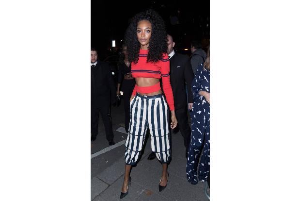...das noch immer angesagte Crop Top am Abend tragen will, kann sich bei Jourdan Dunn Inspiration holen. Bauchfrei geht also...