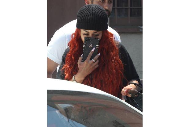 ...schon am Dienstag wollte sie sich damit verstecken. Schön, wenn das Smartphone so groß ist, dass das ganze Gesicht bedeck...