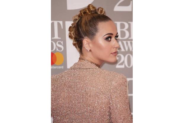 Bei den BRIT Awards durften wir Katy Perrys aktuellste Haarfarbe bestaunen - die sie in mehreren Knoten nach oben gezwirbelt...