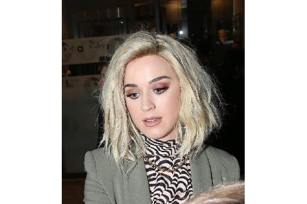 ...ihre Haare nicht zu sehr schädigt, weicht sie regelmäßig auf Perücken aus. Einen Tag vor den BRITs trug sie dieses blonde...