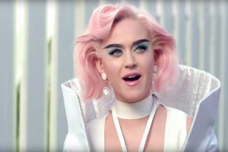 ...in ihren Musikvideos greift sie regelmäßig zum Fiffi - wie hier aktuell im Clip zu 'Chained To The Rhythm' in Babyrosa. D...