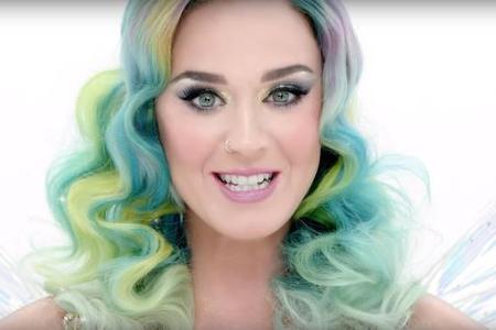 ...scheut sich aber vor keiner Farbe: Für eine Werbeaktion des Modehauses H&M erleuchteten ihre Haare in gleich mehreren Far...