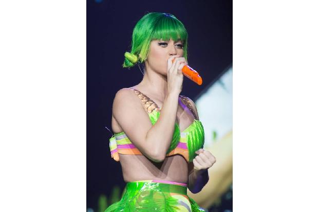 ...der Bühne greift die schöne Amerikanerin immer zu Perücken. Bei ihrer 'Prismatic'-Welttournee war dabei unter anderem ein...