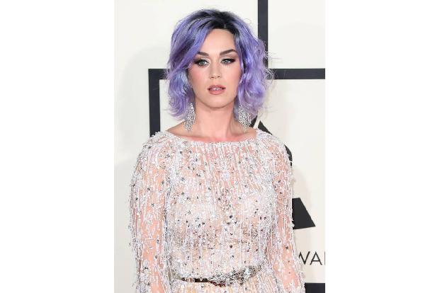 ...den Grammys 2015 gab's die lila Versuchung - erstaunlich, dass Katy Perry tatsächlich jede Farbe auf dem Schopf steht! Zw...