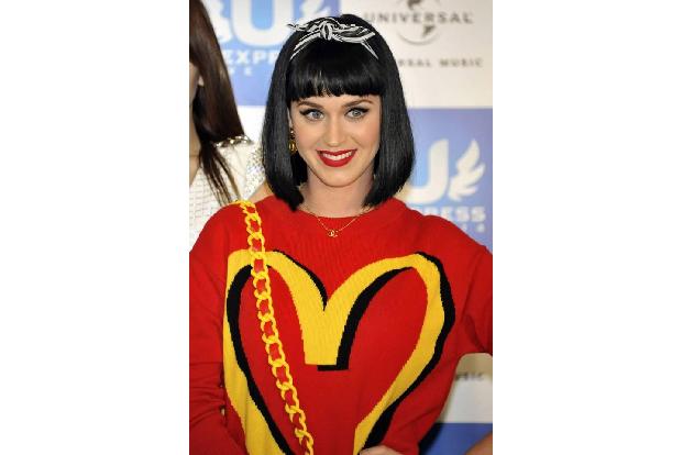 ...greift sie aber immer wieder auf das altbekannte Schwarz zurück, auch wenn sie die Frisuren dabei variiert. 2014 war das ...