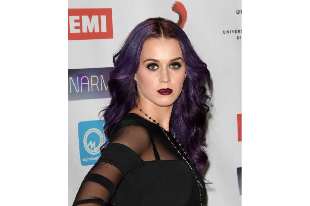 ...Lila fand aber schon früher Einzug in ihre Haare. Bevor sie sich 2015 für die Komplettversion entschied, testete Katy 201...