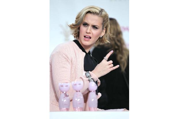 ...wenig bei diesem blonden Versuch Ende 2011. Wohl der normalste und fast schon biederste Look, den Katy Perry je trug. Da...