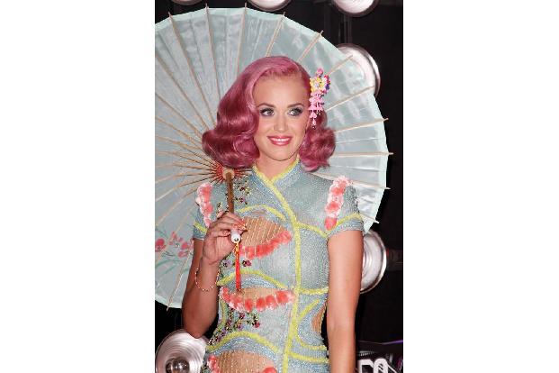 ...sehen wir sie doch lieber in knalligem Pink: Bei den MTV Video Music Awards 2011 erschien sie in einem asiatisch angehauc...