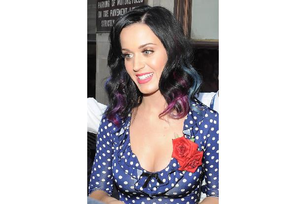 ...wollte Katy Perry wohl nur ein wenig Farbe ins Spiel bringen - und verlieh lediglich ihren Haarspitzen einen neuen Anstri...