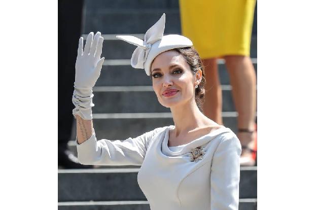Angelina Jolie bewies am 28. Juni bei einem Auftritt in der St. Paul's Cathedral in London, dass sie nicht nur den royalen L...