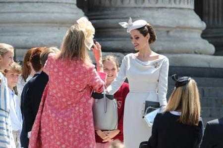 ...dem schicken Hut-Design strahlte sie pure Eleganz aus. Natürlich nahm sich die Schauspielerin auch die Zeit, vor der Kath...