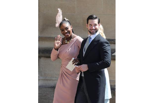 ...ließen sich auch Serena William und ihr Ehemann Alexis Ohanian nicht entgehen. Sich nach der königlichen Etikette zu klei...