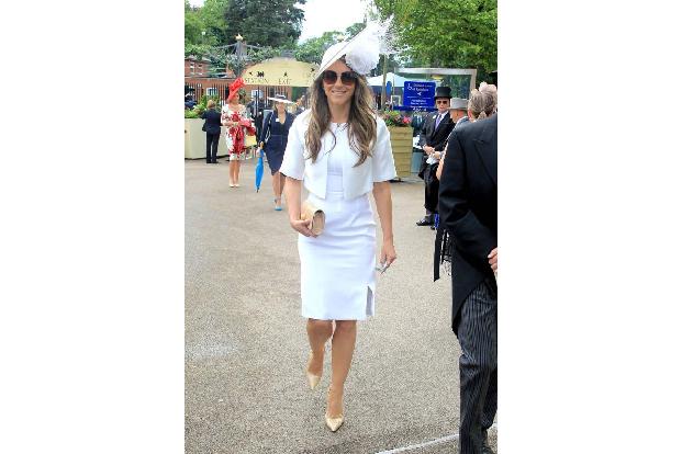 ...High-Society-Events lässt sich die Britin Elizabeth Hurley gerne blicken. Mit ihrem blaublütigen Kleid wusste sie sich 20...