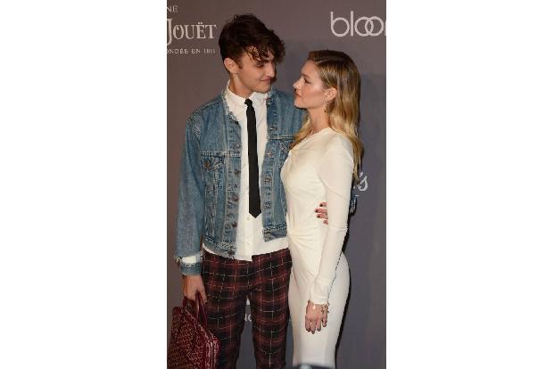 ...Anwar Hadid und seine Freundin Nicola Peltz. Solch verliebte Blicke sind einfach unschlagbar!