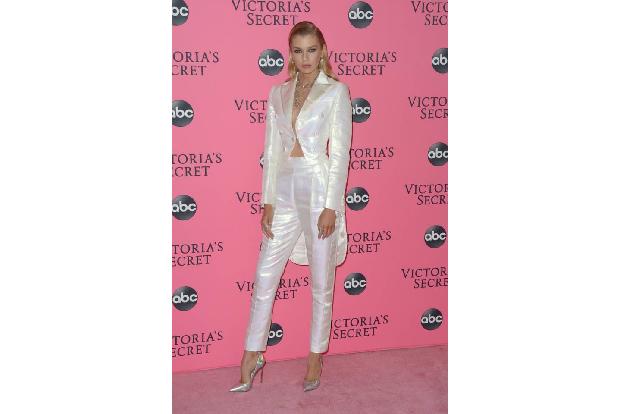 ...durfte Stella Maxwell nicht fehlen. Seit 2014 läuft die Britin für das Dessous-Label und stieg dank der legendären Marke ...