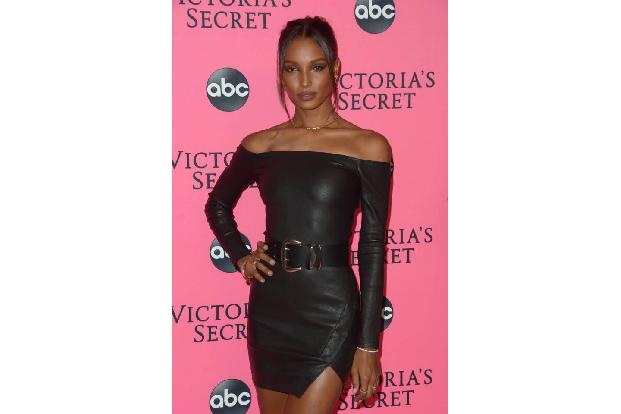 ...Jasmine Tookes setzt indes auf einen Klassiker: ein schwarzes hautenges Outfit. Das Model durfte sich bereits zum sechste...