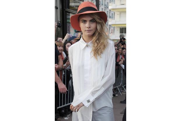 Mit verschiedenen Stilen kennt sich auch Topmodel Cara Delevingne aus. Beim Filmfestival in Cannes präsentierte die 21-Jähri...
