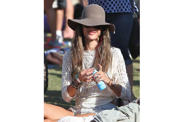 ...oder den trendy Schlapphut in braun. Die Brasilianerin setzt bei ihrer Hutwahl wie auch bei ihren Outfits lieber auf klas...