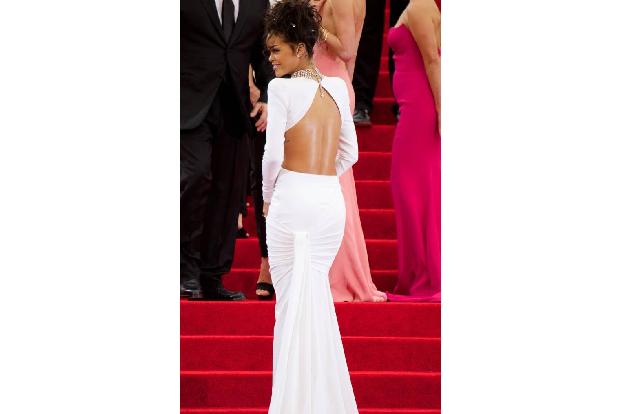 Rihanna erschien für ihre Verhältnisse zwar sexy, aber doch recht züchtig in einem Rücken freien, engen Kleid von Stella McC...