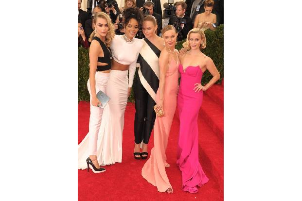 ...mit ihrer Lieblingsdesignerin Stella McCartney (m.), sowie den Schauspielerinnen Kate Bosworth und Reese Witherspoon (r.)...