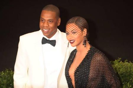 Für ihre Verhältnisse etwas zurückhaltender wirkten dagegen Jay-Z und seine Frau Beyonce. Sie ließen sich nur kurz von den F...