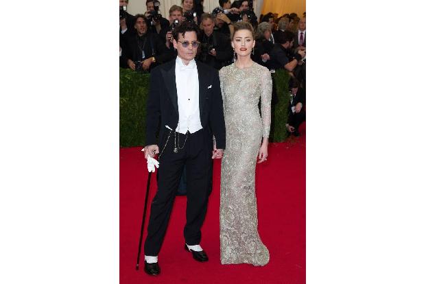 Frisch verlobt und sehr verliebt. Johnny Depp und Amber Heard wählten erstaunlicher Weise nicht den gleichen Designer, obwoh...