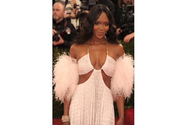 .. und selbst die als zickig bekannte Naomi Campbell sah in ihrer Givenchy-Haute- Couture-Robe mit den flauschigen Federärme...