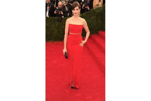 Als eine der wenigen Ladys entschied sich Anne Hathaway für rot. Besonderes Detail: Der kleine Schlitz über dem Bauchnabel -...