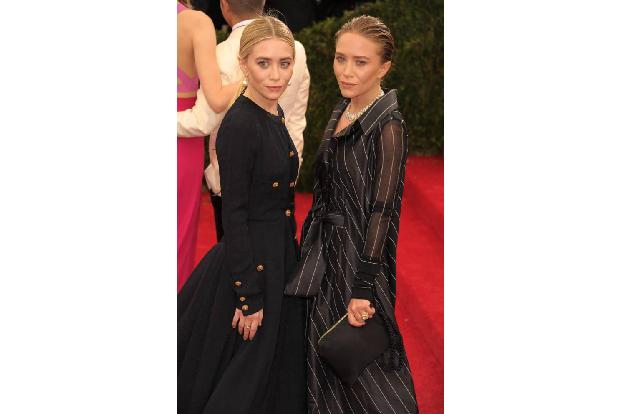 Wie immer voll und ganz aufeinander abegstimmt waren die Zwillinge Ashley (l.) und Mary-Kate Olson. Die Designerinnen gelten...