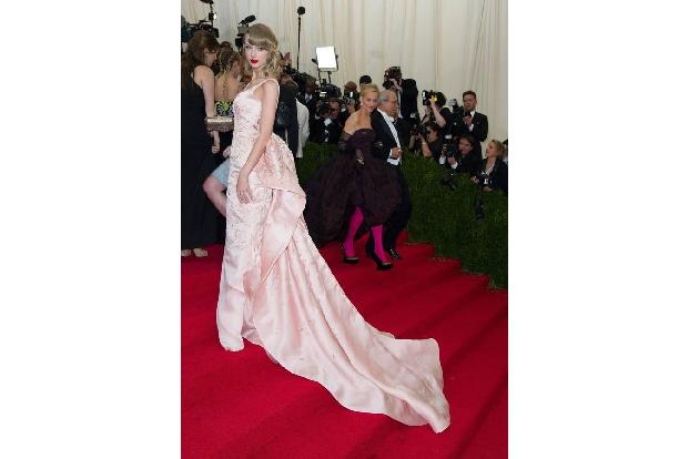 Während Taylor Swift noch Prinzessinnen-gleich in einem Kleid mit langer Schleppe von Oscar de la Renta die Treppe hinauf st...