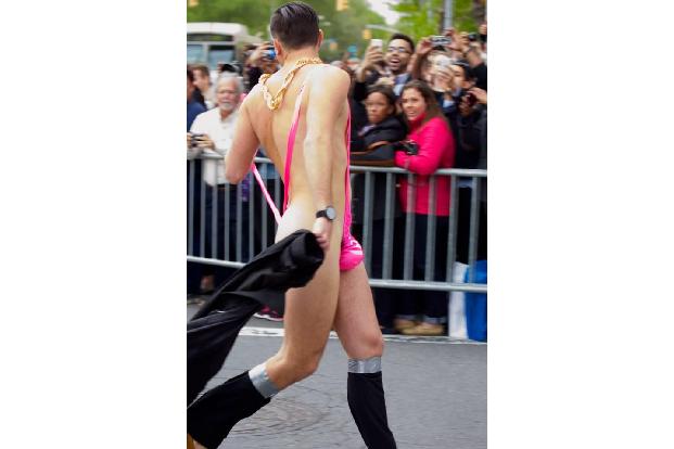 ...wurde es am Rande der glamourösen Veranstaltung ein wenig Turbulent. Ein Flitzer schaffte es fast bis auf den roten Teppi...